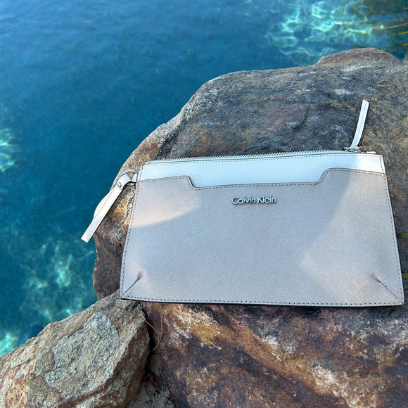 Calvin Klein Wristlet EUC Metallic Gold & Cream 6”X10” Will Hold Phone & More. - Picture 9 of 9